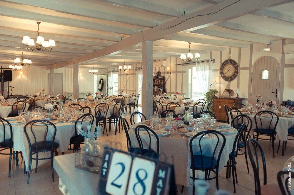 Salle de réception de La Belle Epoque avec tables
