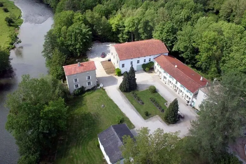 Façade du domaine du Moulin de Chamouilley avec parc